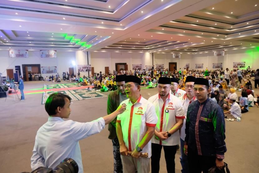 Relawan Pandawa Lima menerima dukungan deklarasi ribuan guru ngaji Kota Surakarta kepada pasangan Prabowo-Gibran.