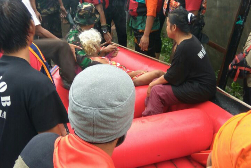 Relawan Pandu Keadilan evakuasi korban banjir Bima, Jumat (23/12).