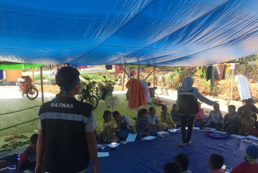 Relawan pendidikan dari Baznas memberkan trauma healing kepada anak-anak korban gempa Lombok, NTB. 