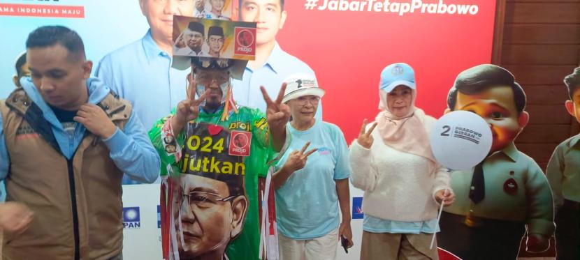 Relawan pendukung Prabowo-Gibran di Jabar