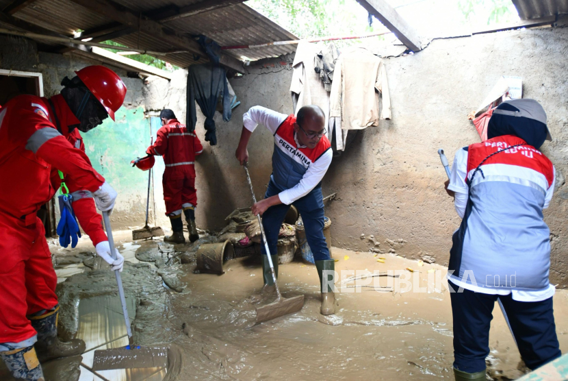 Relawan Pertamina Peduli bersama tim Damkar HSSE Pertamina dan tenaga medis Pertamina Bina Medika IHC turun langsung ke lokasi banjir Bekasi untuk membantu pembersihan serta memberikan layanan kesehatan bagi warga terdampak.