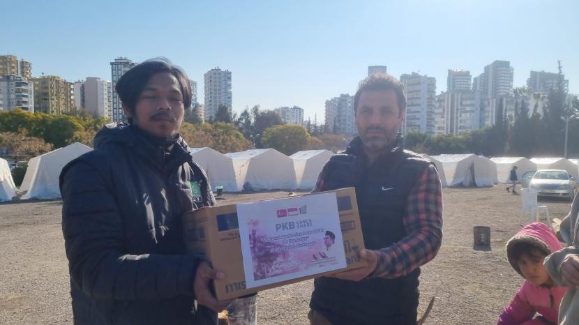 Relawan PKB menyerahkan bantuan untuk korban gempa di Turki.