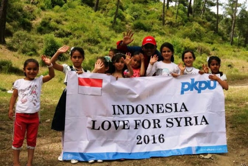 Relawan PKPU bersama anak-anak Suriah.