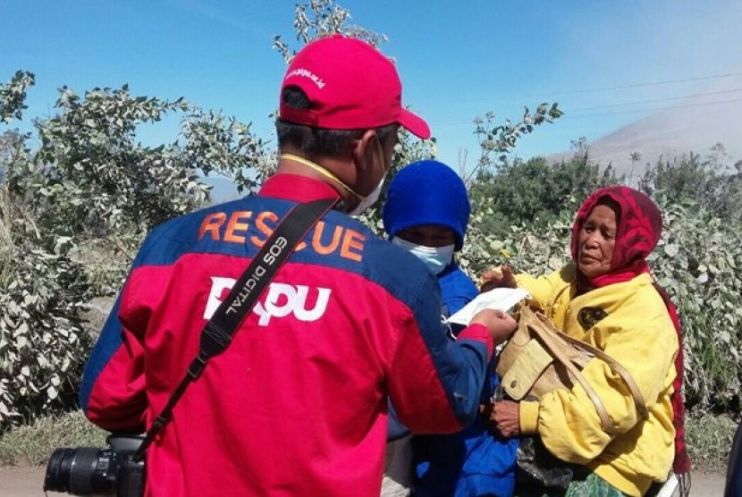 Relawan PKPU diterjunkan untuk membersihkan debu vulkanik Sinabung..