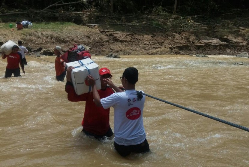 Relawan PKPU Human Initiative mengevakuasi warga terdampak longsor Pacitan di Dusun Banyu Anget Desa Kedung Bendo Arjosari Kabupaten Pacitan.