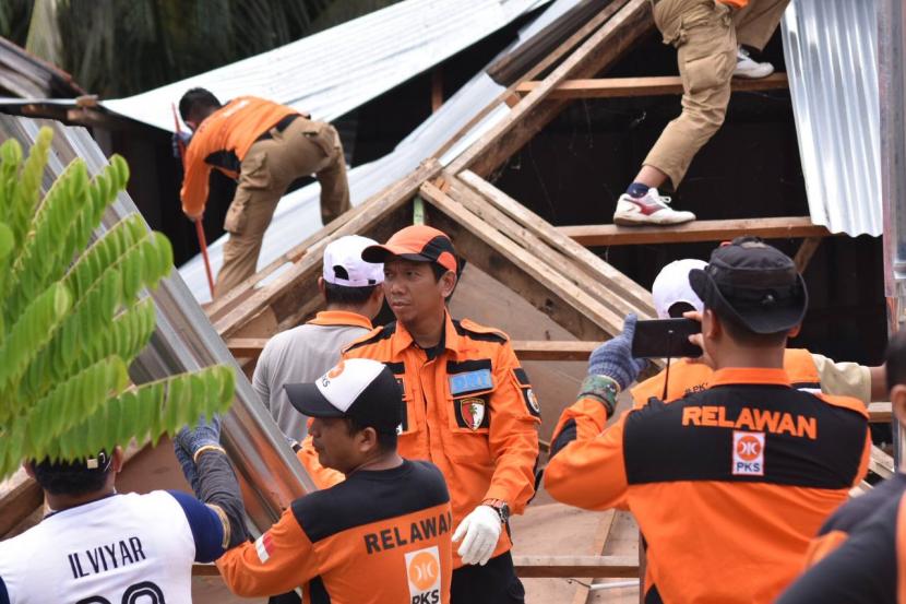 Relawan PKS ikut membantu rehab rekon hunian sementara korban gempa di Pasaman Barat|