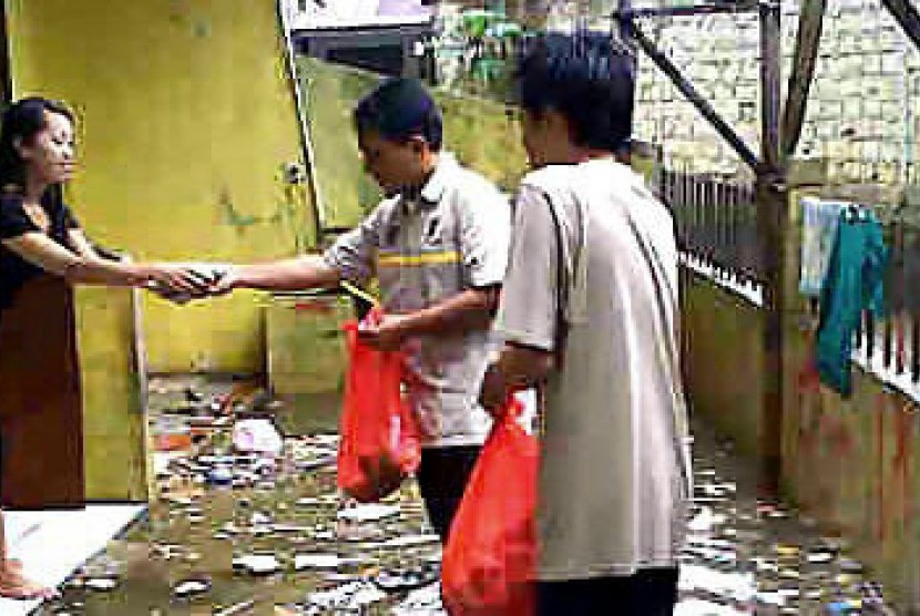 PKS Sudah Salurkan Rp 68,9 Miliar Bantuan Cegah Covid-19. Foto: Relawan PKS sambangi rumah korban bencana alam (Ilustrasi).