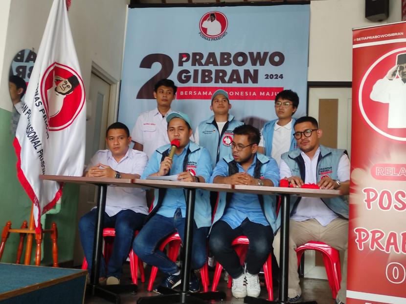 Relawan Posko Nasional (Posnas) Prabowo mengajak seluruh pendukung dan tim sukses seluruh pasangan capres-cawapres peserta Pilpres 2024 mengibarkan bendera merah putih selama masa tenang kampanye.