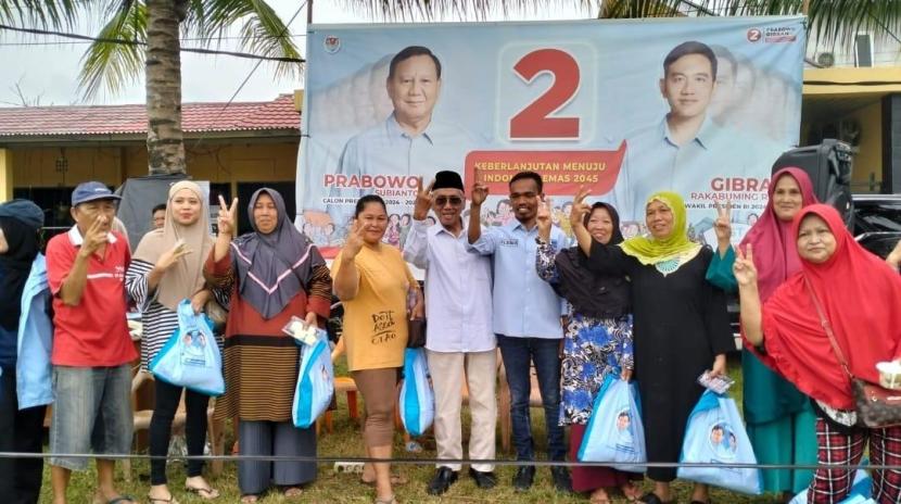 Relawan Prabowo-Gibran melakukan aksi bagi sembako dan makan siang gratis di Banyuasin, Sumsel
