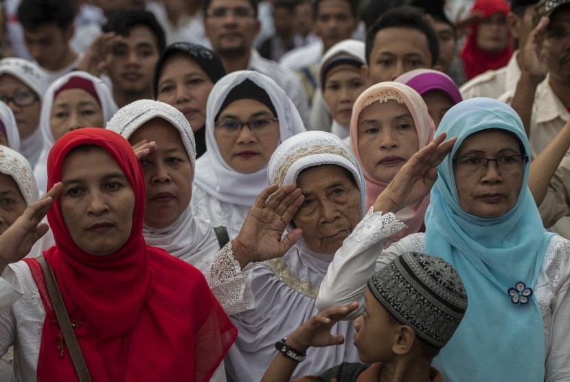 Relawan Prabowo-Hatta melakukan apel siaga di lapangan Padepokan Pencak Silat TMII, Jakarta, Kamis (17/7). 