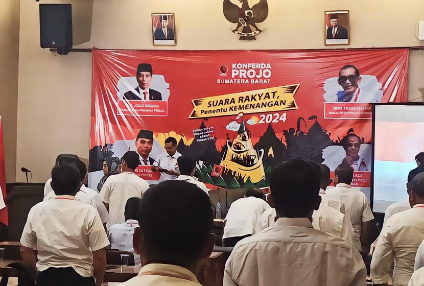 Relawan Pro Jokowi wilayah Sumatra Barat menggelar Konferda di Padang, Selasa (4/7/2023).