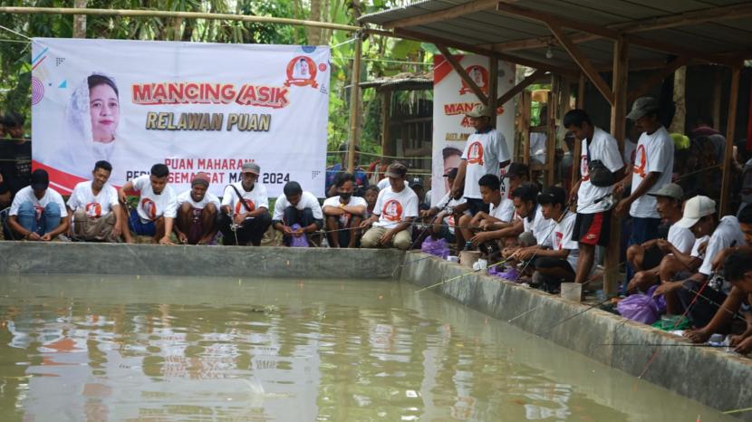 Relawan Puan menggelar kegiatan Mancing Seru bareng Relawan Puan dan pembagian bantuan pupuk untuk petani. Rangkaian kegiatan ini dilaksanakan di Cilacap, Jawa Tengah pada Ahad (2/10/2022). 