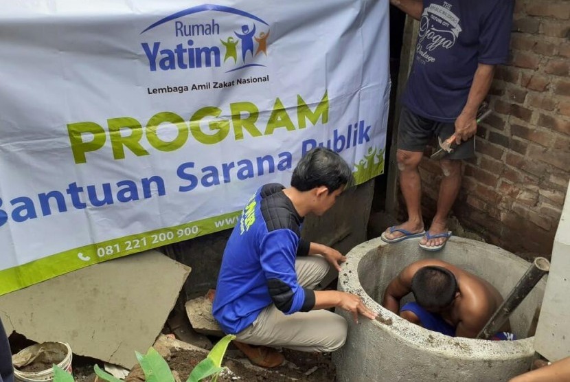 Relawan Rumah Yatim dan warga membangun septic tank komunal di RT 01 RW 08, Kelurahan Cisaranten Kidul, Kecamatan Gedebage, Kota Bandung, Selasa (4/1).   