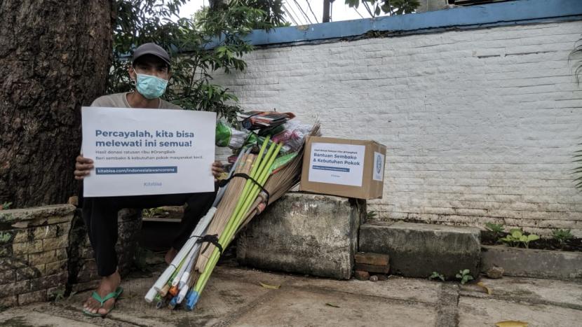 Relawan Rumah Yatim Jabodetabek terus menyusuri jalanan Jakarta, untuk membagikan paket sembako kepada mayarakat yang terdampak Covid-19. 