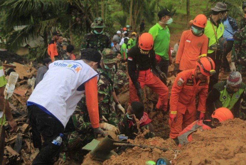 Relawan Rumah Yatim mengevakuasi korban longsor bersama BNPB di Kecamatan Cisolok, Kabupaten Sukabumi.