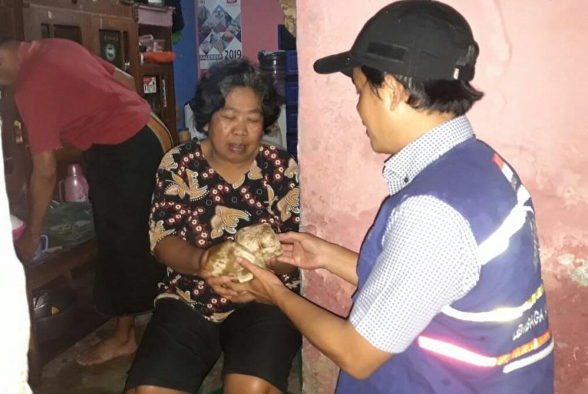 Relawan Rumah Yatim menyalurkan bantuan makanan siap saji ke sejumlah korban banjir yang terisolasi di Kecamatan Baleendah, Kabupaten Bandung, Senin (27/1).