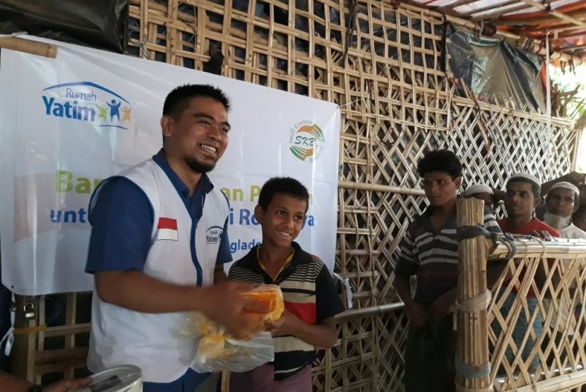 Relawan Rumah Yatim Sinu Tontori tengah menyalurkan bantuan kepada anak yatim Rohingya di Bangladesh, belum lama ini.