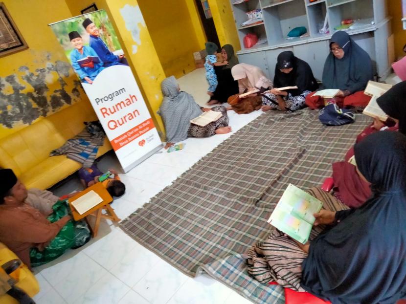 Relawan Rumah Zakat Abd Hadi turut mendampingi Ibu-ibu dalam membaca dan menghafal Alquran yang dilaksanakan pada Rabu (8/12). 