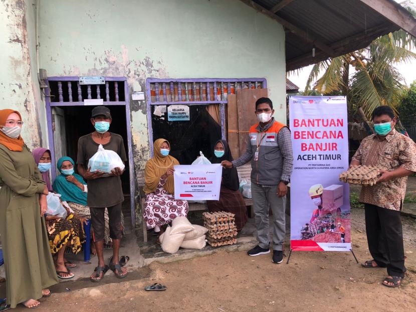 Relawan Rumah Zakat Aceh Timur Nasrul Hadi,S.Pd menyambangi Masyarakat terdampak banjir di Kecamatan Idi Rayeuk dan Kecamatan Nurussalam, Aceh Timur, Aceh guna menyalurkan bantuan untuk masyarakat terdampak banjir pada hari Senin (17/01/2022).