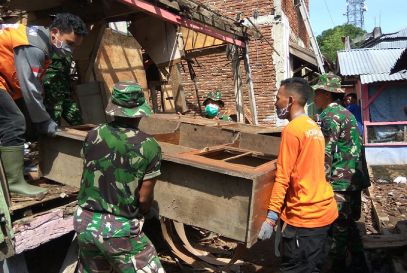 Relawan Rumah Zakat Action bantu korban banjir Dompu.