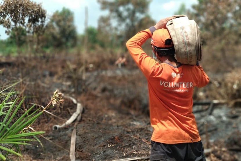 Relawan Rumah Zakat Action bersama BPBD Kota Pontianak kembali turun untuk pemadaman lahan terbakar di area Sepakat Dua Ujung, Pontianak, akhir pekan lalu.