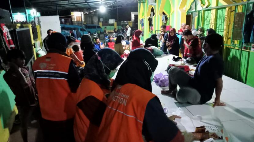 Relawan Rumah Zakat Action kembali hadir di Pos Pengungsian Banjir Kota Makassar. Kali ini, Pos Hangat dibangun di Masjid Jabal Nur Kel. Antang Kel. Manggala dengan jumlah pengungsi di wilayah tersebut sebanyak 192 Jiwa/53 KK dari 3 RT yang ada.