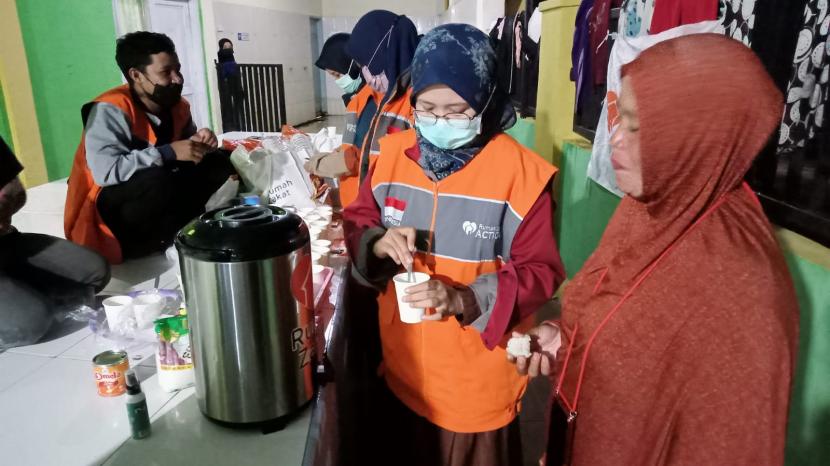 Relawan Rumah Zakat Action kembali hadir di Pos Pengungsian Banjir Kota Makassar. Kali ini, Pos Hangat dibangun di Masjid Jabal Nur dengan jumlah pengungsi di wilayah tersebut sebanyak 192 Jiwa/53 KK dari 3 RT yang ada.