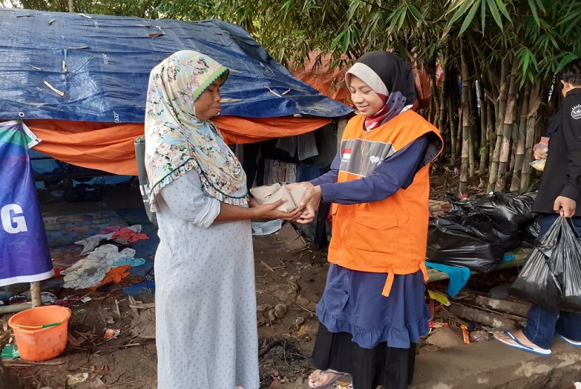 Relawan Rumah Zakat Action mendirikan dapur umum di posko utama Rumah Zakat yang berada di Kampung Babakan Pedes, Desa Sipayung, Kecamatan Cipanas, Kabupaten Lebak  pada hari Rabu, (15/1).