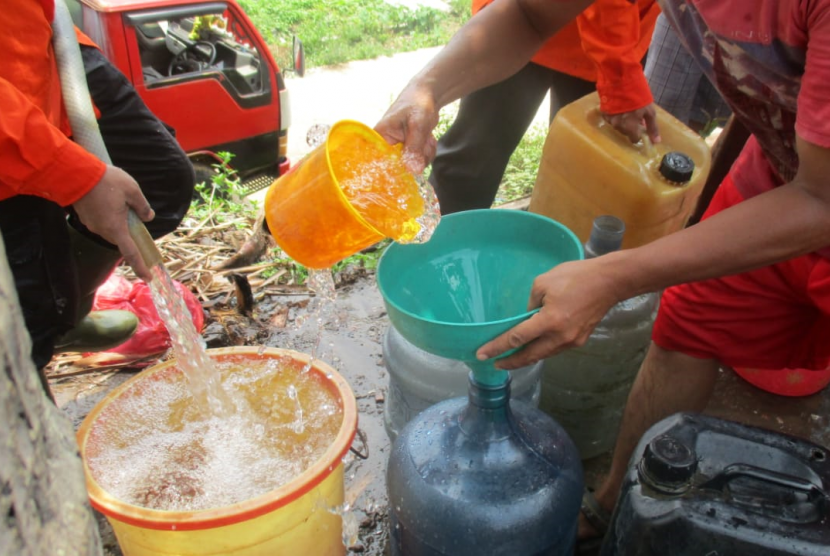 Pendistribusikan air bersih untuk warga (ilusrasi)