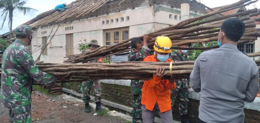 Relawan Rumah Zakat Action mengadakan aksi sosial berupa membantu membersihkan reruntuhan pascabencana Angin Puting Beliung yang melanda Desa Slangit, kabupaten Cirebon, Jawa Barat pada Sabtu (2/1).