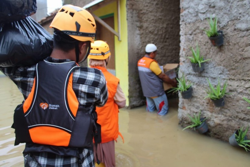 Relawan Rumah Zakat Action merespons lokasi banjir di Bojong Soang, Kabupaten Bandung Kamis (7/3) siang.