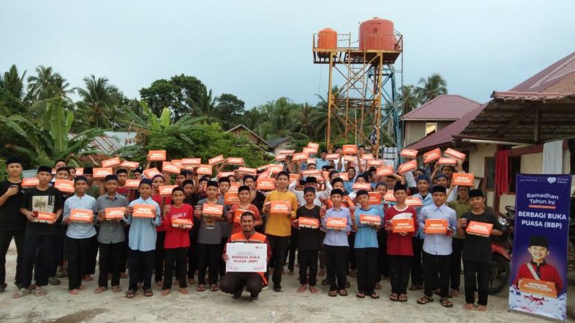 Relawan Rumah Zakat Action Sukabumi mendistribusikan sebanyak 30 paket Alquran dan juga sajadah muka ke kp. Ciwaru RT 003/ RW 003 Desa Cidadap, Kecamatan Cidadap, Kabupaten Sukabumi.