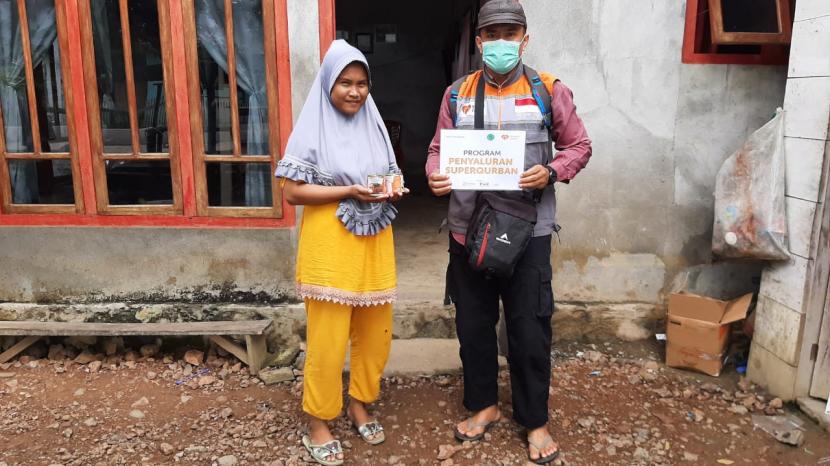 Relawan Rumah Zakat, Agustiwa, bersama Rumah Kelurga Indonesia (RKI) Halmahera Selatan memberikan gizi tambahan kepada warga Desa Wayauwa, Kecamatan Bacan Timur Selatan.
