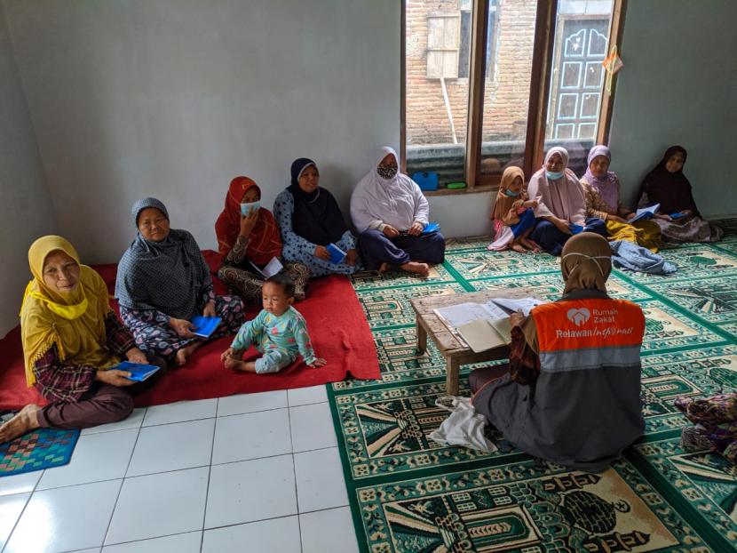 Relawan Rumah Zakat, Amrih Setiowati, mempunyai kegiatan rutin yaitu mengajar mengaji di Masjid Al-Iman Dusun Babadan, Desa Gedong, Kecamatan Banyubiru, Kabupaten Semarang. 
