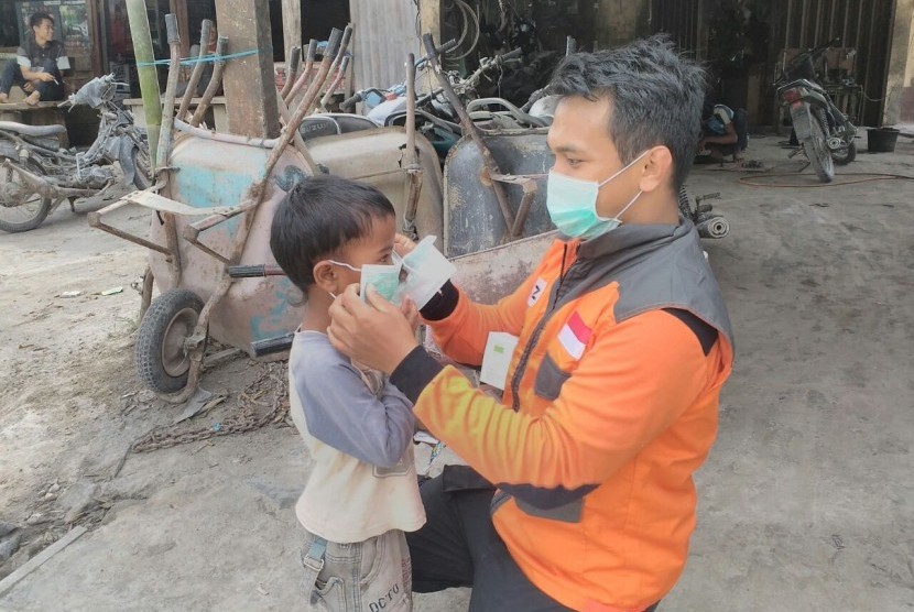 Relawan Rumah Zakat bagikan 3.150 masker kepada korban erupsi Gunung Sinabung.