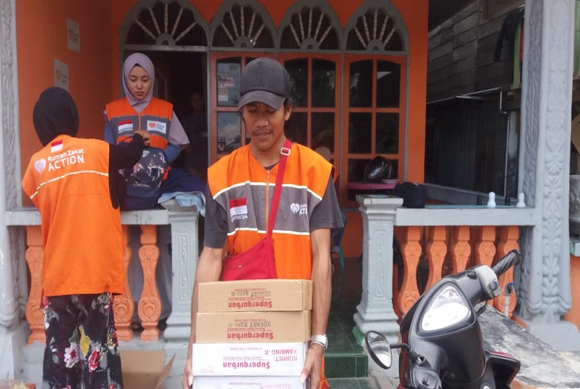 Relawan Rumah Zakat bagikan pangan di desa Bolapapu, Sigi, Sulawesi Tengah