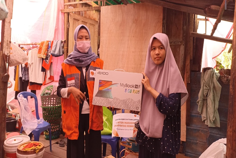 Relawan Rumah Zakat bantu belikan laptop baru untuk mahasiswi korban kebakaran Plaju Lorong Masjid Gang Sabar, RT 15 RW 05 Plaju pada Ahad (16/7/2023).