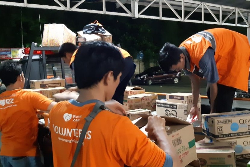 Relawan Rumah Zakat bantu distribusikan bantuan ke korban kebakaran Kotabaru.