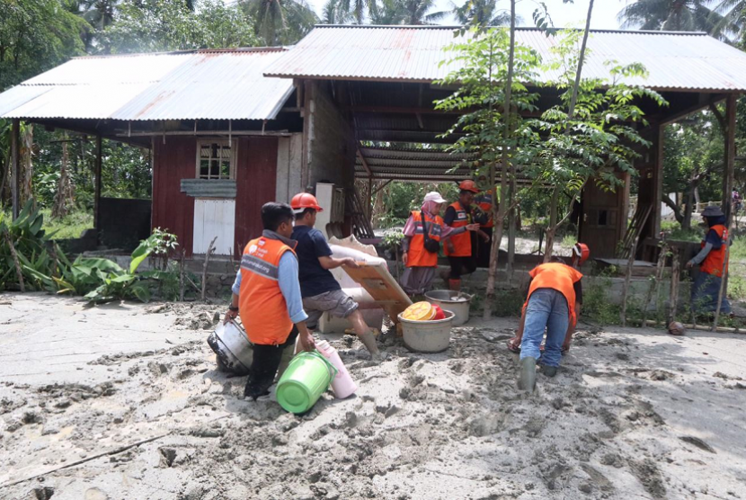 Relawan Rumah Zakat bantu evakuasi barang korban banjir.