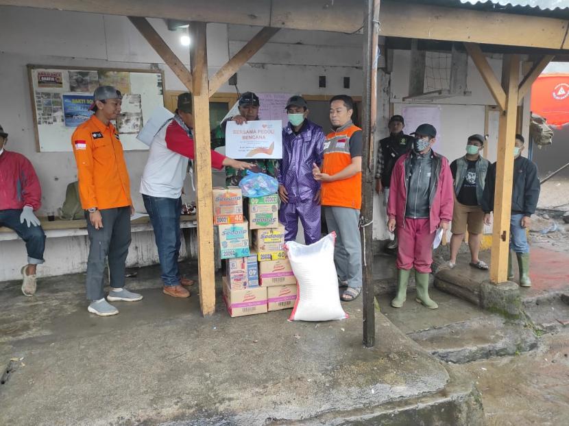 Relawan Rumah Zakat bantu korban banjir di Bogor.