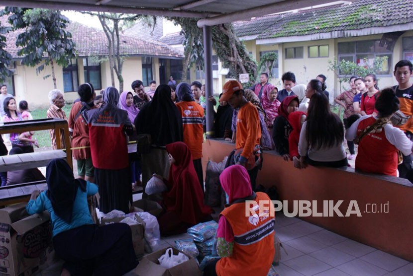 Relawan Rumah Zakat bantu korban bencana banjir di Bandung dan Cimahi.