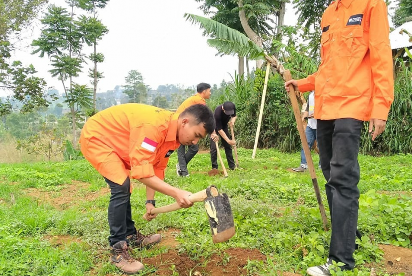 Relawan Rumah Zakat bekerja sama dengan Dinas Lingkungan Hidup Kota Cimahi melaksanakan kegiatan penanaman pohon. 