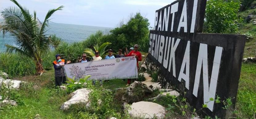 Relawan Rumah Zakat bekerja sama dengan pemerintah Desa Paranggupito, Kabupaten Wonogiri, Provinsi Jawa Tengah, melakukan penanaman 50 pohon di kawasan pesisir selatan Pulau Jawa, tepatnya di Pantai Sembukan guna memitigasi terjadinya bukit longsor dan tsunami,  Ahad (21/11).