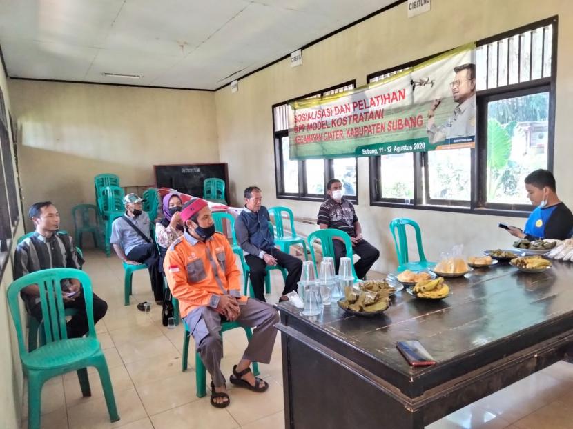 Relawan Rumah Zakat bekerja sama dengan UPTD Pertanian Desa Berdaya Palasari Ciater, Subang, mengadakan pertemuan bersama para pengurus kelompok usaha dan kelompok tani se-Desa Palasari termasuk pengurus BUMMas TAMURA, Senin (20/9). 