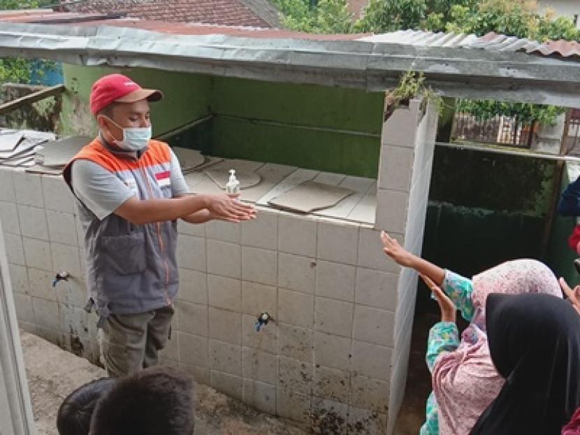 Relawan Rumah Zakat bergerak memantau keadaan lingkungan sekaligus memberikan edukasi hidup bersih melalui tata cara cuci tangan yang benar kepada anak-anak TPQ dimasing-masing dusun tersebut, Ahad (22/3).