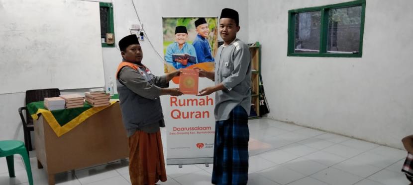 Relawan Rumah Zakat berinisiatif untuk menyalurkan bantuan berupa 35 paket Al Quran dan 15 Iqro ke Rumah Quran Daarussalam yang berada di Desa Simpang, Kecamatan Bantarkalong, Kabupaten Tasikmalaya