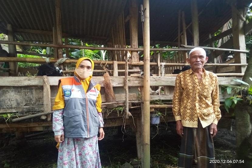 Relawan Rumah Zakat berkesempatan melakukan kunjungan kepada Penerima Manfaat di Desa Berdaya Kelurahan Gonjak. Dalam kesempatan tersebut, relawan bertemu dengan dua orang peternak kambing yaitu Abdul Waris dan Haerudin.