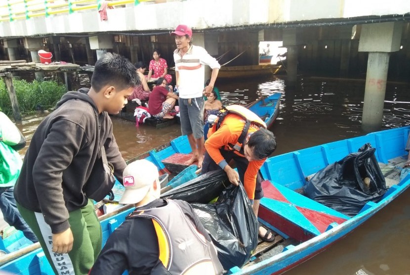 Relawan Rumah Zakat berkolaborasi dengan kelurahan Benua Melayu Laut dan beberapa komunitas di Pontianak membersihkan Sungai Kapuas.