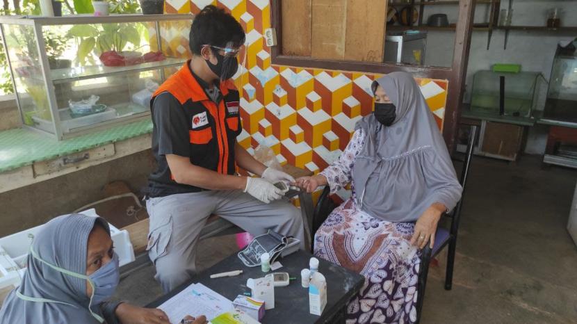 Relawan Rumah Zakat berkunjung ke rumah-rumah warga demi memastikan kesehatan lansia di masa pandemi di Desa Negeri Sakti, Kabupaten Pesawaran Lampung.