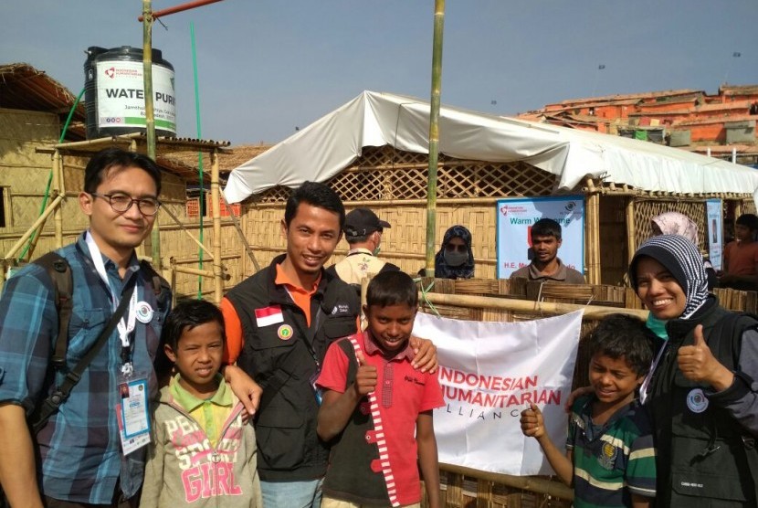 Relawan Rumah Zakat bersama anak-anak Rohingya.